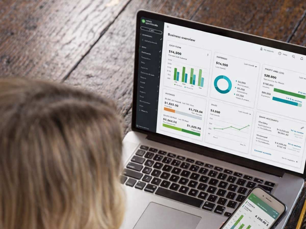 female-accountant-using-quickbooks-online female-accountant-using-quickbooks-online